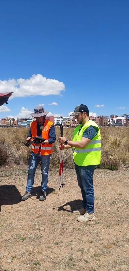 Equipo MONDELGLOB con dron y GNSS en entorno urbano — La Paz
